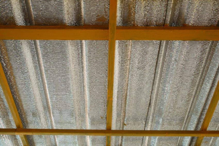 aluminium foil atap bukan hanya pelengkap, tetapi solusi penting untuk meningkatkan efisiensi energi dan kenyamanan rumah. Material ini mampu mengurangi panas, melindungi struktur bangunan, serta membantu menghemat biaya listrik.